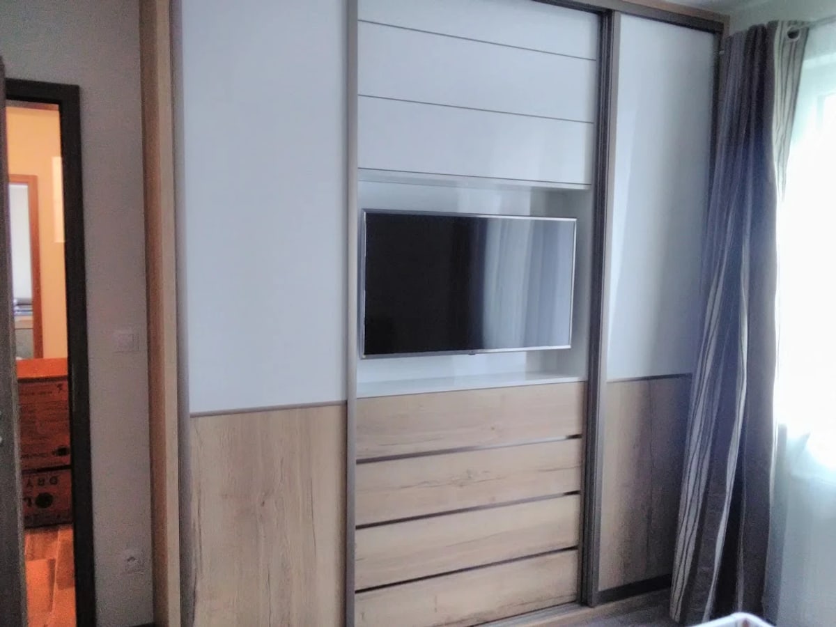 Obývací stěna s TV