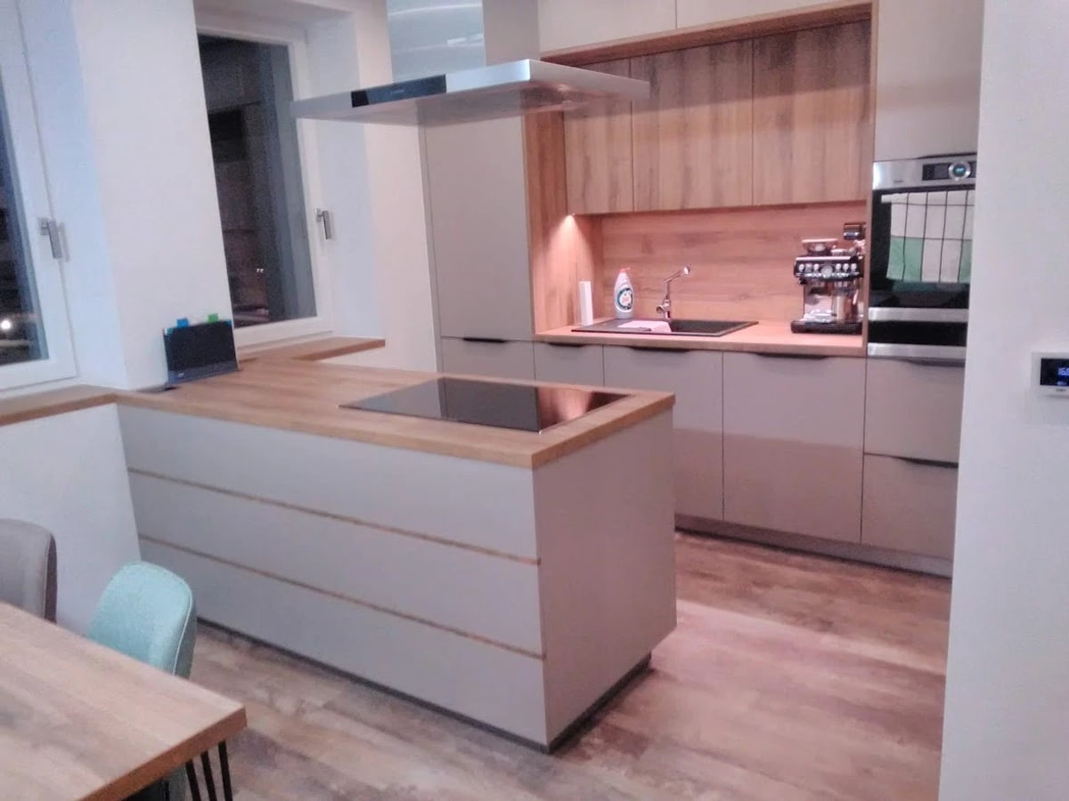 Moderní kuchyně s dřevěným dekorem